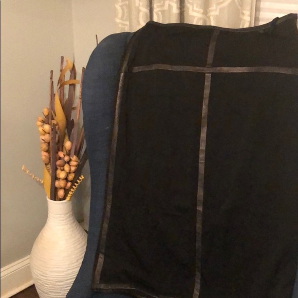 Beautiful DKNY Chic Black Skirt with Faux Leather Trim size 8 - Picture 3 of 6